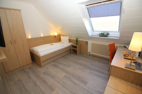 Single Room | Desk, WiFi, bed sheets