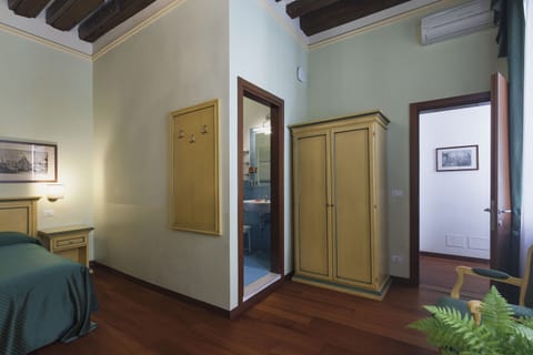 Quadruple Room | Living area | TV