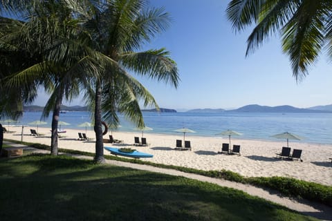 Private beach, white sand, beach umbrellas, beach towels