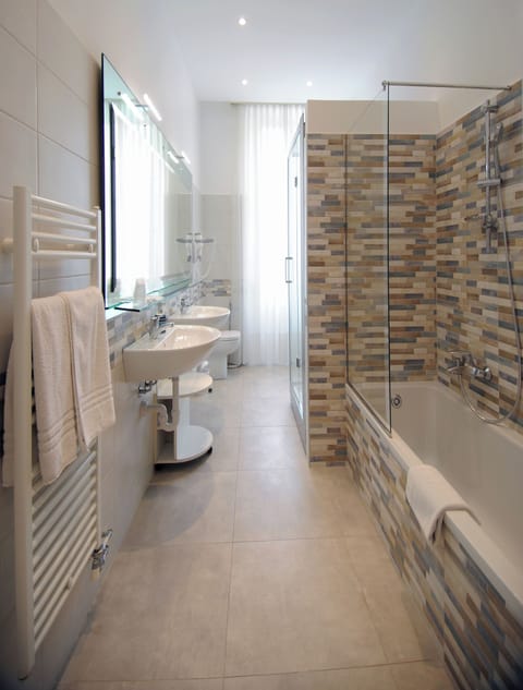 Suite, Room 1 | Bathroom | Separate tub and shower, rainfall showerhead, free toiletries