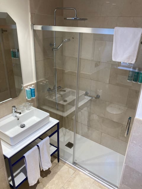 Superior Twin Room | Bathroom | Shower, rainfall showerhead, free toiletries, hair dryer