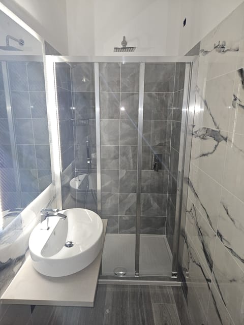 Triple Room | Bathroom | Free toiletries, hair dryer, bidet, towels