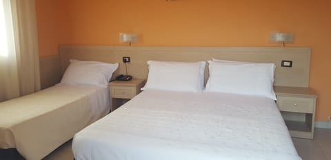 Triple Room | In-room safe, desk, rollaway beds, free WiFi