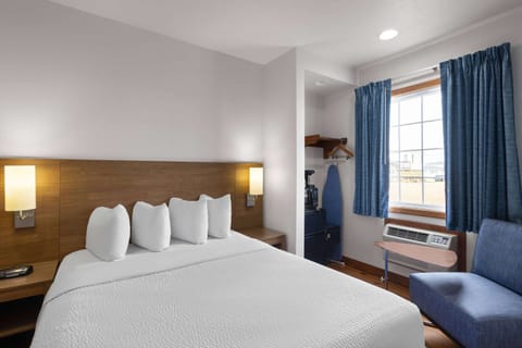 Room, 1 Queen Bed, Non Smoking (Compact, First or Second Floor) | In-room safe, blackout drapes, iron/ironing board