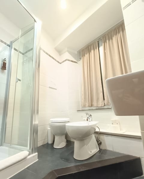 Quadruple Room | Bathroom | Shower, free toiletries, hair dryer, bidet