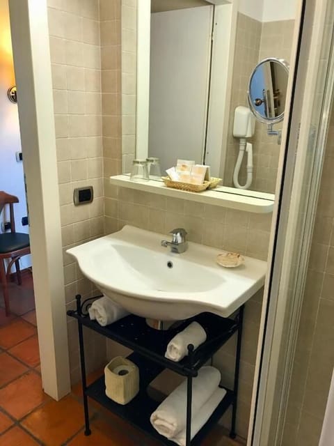 Single Room | Bathroom | Shower, free toiletries, hair dryer, bidet