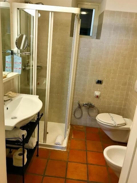 Single Room | Bathroom | Shower, free toiletries, hair dryer, bidet
