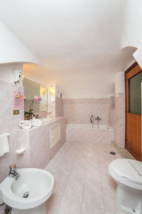 Basic Double Room | Bathroom | Rainfall showerhead, free toiletries, hair dryer, bidet