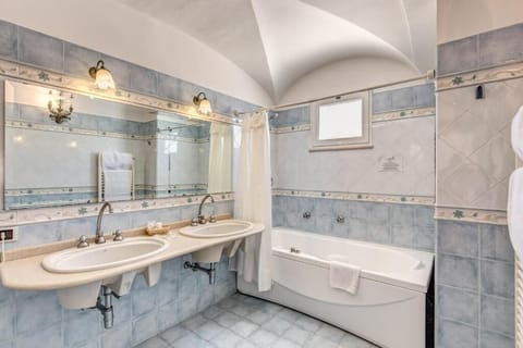 Junior Room, Sea View | Bathroom | Combined shower/tub, free toiletries, hair dryer, bidet