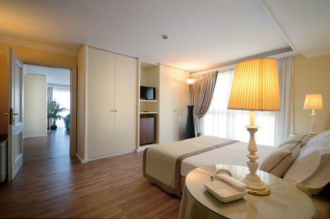 Suite | Premium bedding, minibar, in-room safe, desk