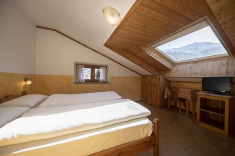 Economy Double Room | Premium bedding, in-room safe, desk, cribs/infant beds