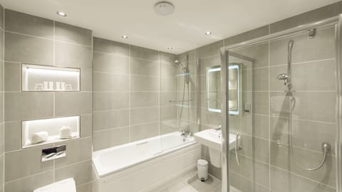 Superior Double or Twin Room | Bathroom | Combined shower/tub, free toiletries, slippers, towels