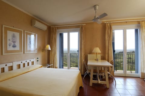 Camera doppia terrazzo vista collina | Minibar, free WiFi, bed sheets