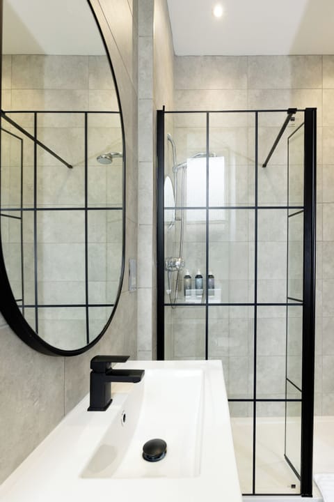 Combined shower/tub, deep soaking tub, free toiletries, hair dryer