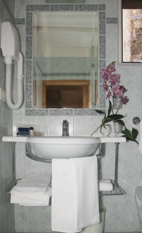 Economy Double or Twin Room | Minibar, in-room safe, desk, iron/ironing board