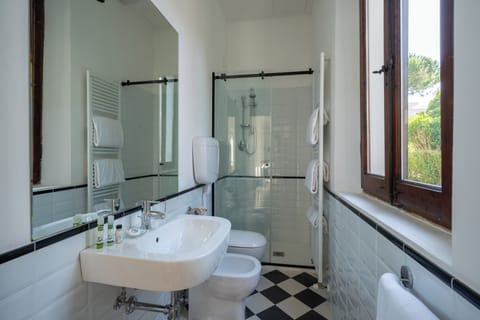 Deluxe Apartment | Bathroom | Eco-friendly toiletries, hair dryer, bidet, towels