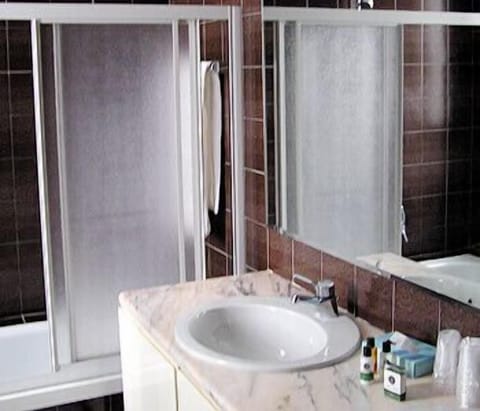 Double Room Single Use | Bathroom | Free toiletries, hair dryer, bidet, towels