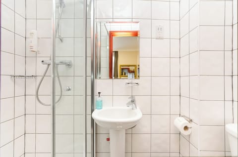 Single Room | Bathroom | Shower, free toiletries, hair dryer, towels