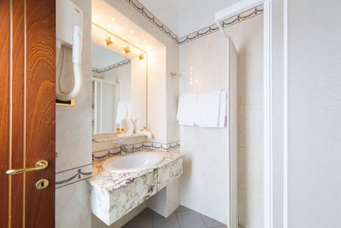 Suite | Bathroom | Shower, free toiletries, hair dryer, towels