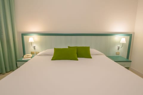 Minibar, desk, soundproofing, free WiFi