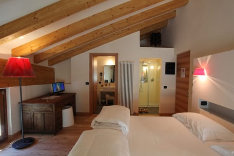 Comfort Double Room, Balcony, Annex Building | Minibar, in-room safe, individually decorated, desk