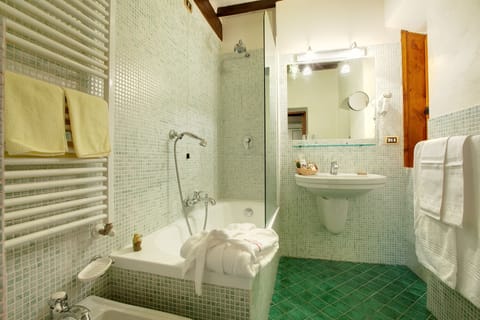 Superior Double Room | Bathroom | Free toiletries, hair dryer, bathrobes, bidet