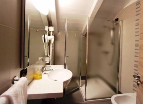 Comfort Double or Twin Room, Garden View | Bathroom | Free toiletries, hair dryer, bidet, towels