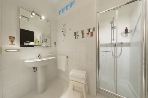 Junior Suite, Terrace, Partial Sea View (Lettino da spiaggia incluso) | Bathroom | Free toiletries, hair dryer, bidet, towels