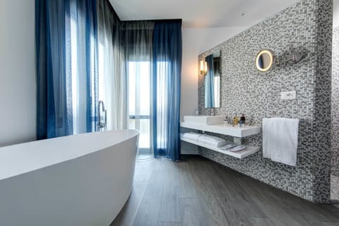 Premium Suite, Hot Tub, City View (Lettino da spiaggia incluso) | Bathroom | Free toiletries, hair dryer, bidet, towels