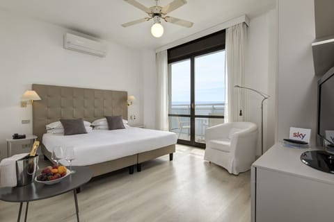 Panoramic Double Room, 1 Queen Bed, Terrace, Sea Facing (Lettino da spiaggia incluso) | Hypo-allergenic bedding, down comforters, in-room safe, desk