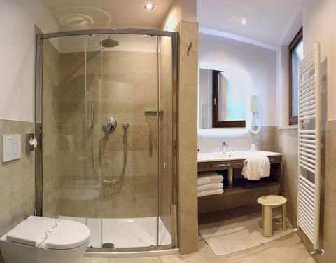 Triple Room | Bathroom | Free toiletries, hair dryer, bidet, towels