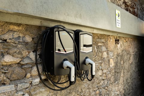 Electric vehicle charging station