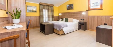 Double Room, Annex Building | Minibar, in-room safe, blackout drapes, soundproofing