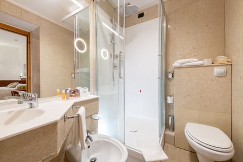 Junior Suite | Bathroom | Combined shower/tub, rainfall showerhead, designer toiletries