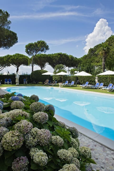 Seasonal outdoor pool, pool umbrellas, sun loungers