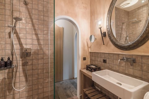 Double Room (Paradies) | Bathroom | Free toiletries, hair dryer, bathrobes, slippers