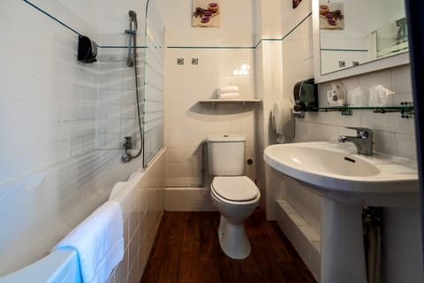 Comfort Double Room | Bathroom | Free toiletries, hair dryer, towels