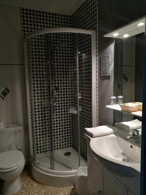 Superior Twin Room | Bathroom | Hair dryer, towels