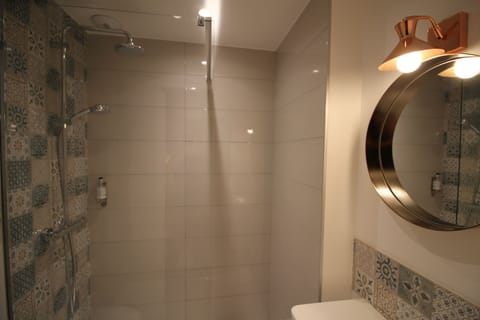 Shower, rainfall showerhead, free toiletries, hair dryer