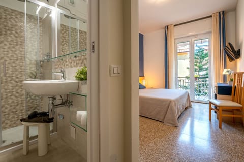 Standard Double or Twin Room, 1 Bedroom, Balcony | Bathroom | Shower, free toiletries, hair dryer, bidet