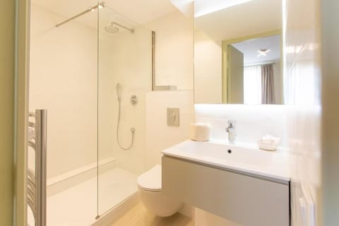 Classic Room | Bathroom | Shower, free toiletries, hair dryer, towels