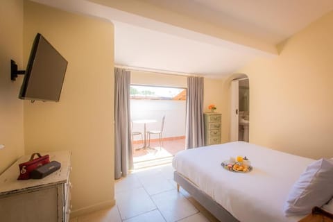 Classic Room, Terrace (Single) | Minibar, in-room safe, individually furnished, desk