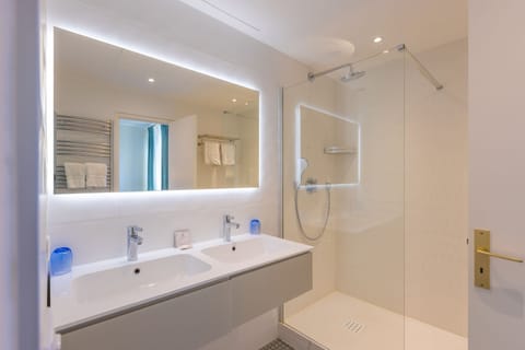 Family Room | Bathroom | Shower, free toiletries, hair dryer, towels