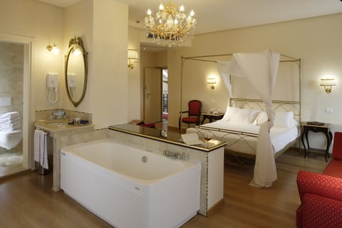 Romantic Suite | Premium bedding, down comforters, minibar, in-room safe