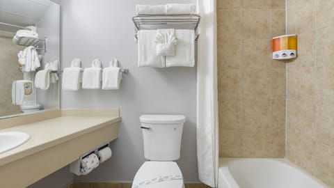 Studio, Kitchenette | Bathroom | Combined shower/tub, free toiletries, hair dryer, towels