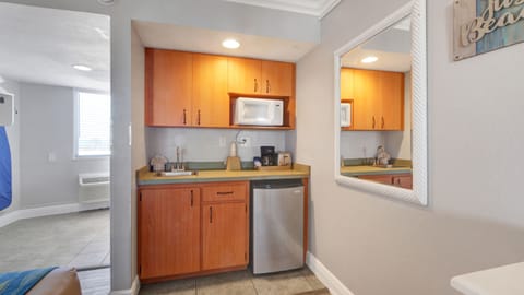 Standard Room | Private kitchenette | Mini-fridge, microwave, coffee/tea maker, toaster