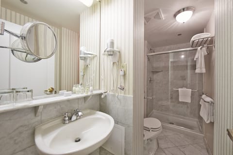 Combined shower/tub, designer toiletries, hair dryer, towels