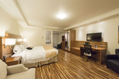 Signature Room | Premium bedding, in-room safe, individually furnished, desk