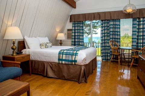 Chalet, 1 Queen Bed | Desk, blackout drapes, iron/ironing board, free WiFi