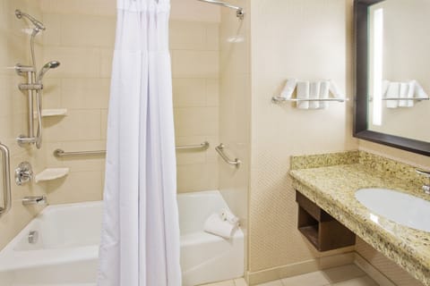 Standard Room, 2 Double Beds, Accessible (Communications, Accessible Tub) | Bathroom | Free toiletries, hair dryer, towels